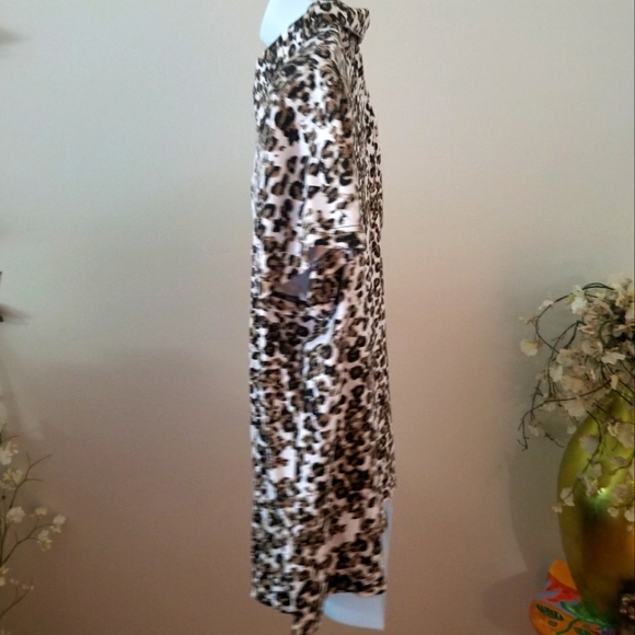 🦋Allyson Whitmore Golf Zip Front Animal Print Polo - Picture 2 of 4